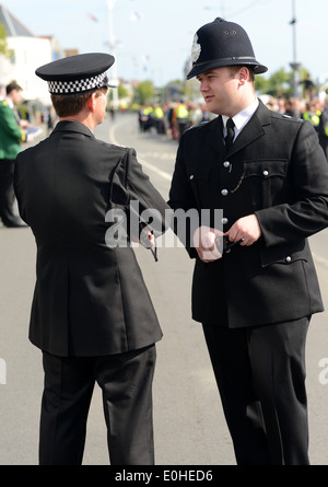 Zwei moderne Polizisten in Kriegszeiten Polizei Uniformen im Dienst. Stockfoto