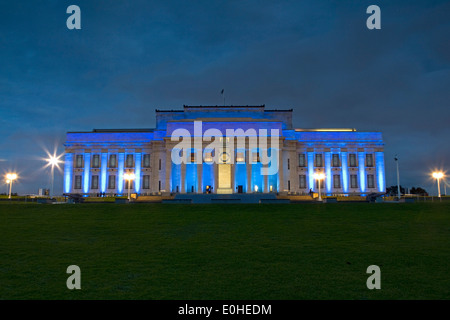 Das War Memorial Museum mit Flutlicht in blaues Licht zur Feier des Royal Baby Boy, Auckland, Neuseeland Stockfoto