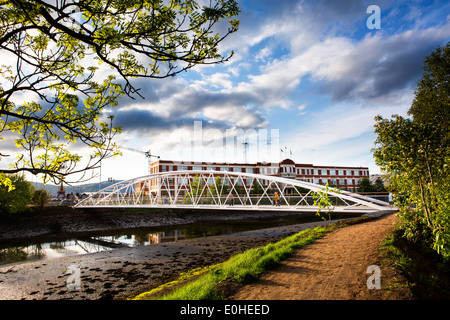 Sam Thompson Brücke, Victoria Park mit der Harbour Estate, Belfast, Nordirland Stockfoto