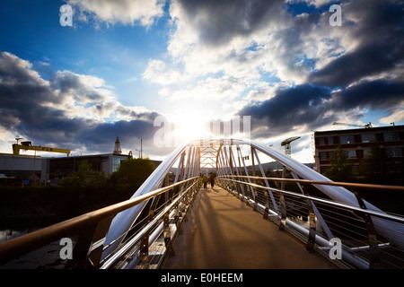 Sam Thompson Brücke, Victoria Park mit der Harbour Estate, Belfast, Nordirland Stockfoto