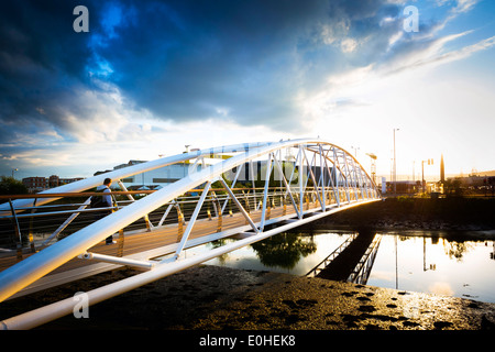 Sam Thompson Brücke, Victoria Park mit der Harbour Estate, Belfast, Nordirland Stockfoto