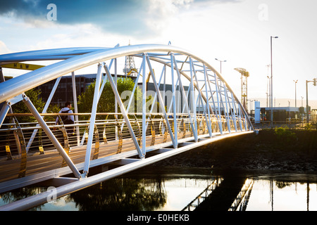 Sam Thompson Brücke, Victoria Park mit der Harbour Estate, Belfast, Nordirland Stockfoto