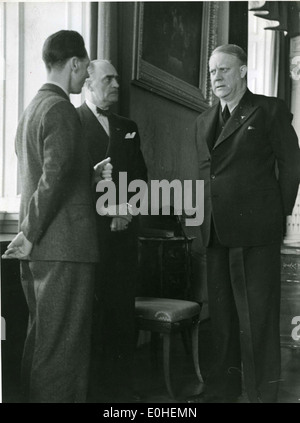 Das Bild zeigt Gulbrand Lunde, Kjeld Stub Irgens und Vidkun Quisling (von links nach rechts) während des Zweiten Weltkriegs. Quisling war ein Führer der Nazi-Kollaborationsregierung in Norwegen. Stockfoto