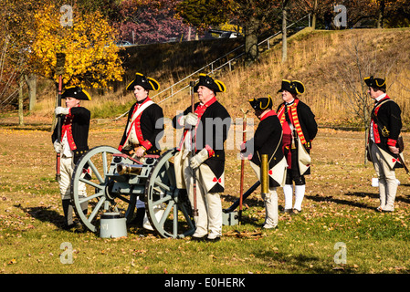 West Jersey Artillerie, kontinentale Armee Artilleristen Reenactors Abfeuern der Kanone, Fort Mercer, Red Bank, New Jersey Stockfoto