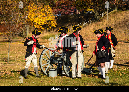 West Jersey Artillerie, kontinentale Armee Artilleristen Reenactors Abfeuern der Kanone, Fort Mercer, Red Bank, New Jersey Stockfoto