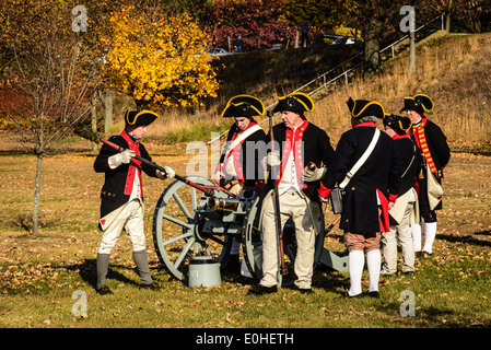 West Jersey Artillerie, kontinentale Armee Artilleristen Reenactors Abfeuern der Kanone, Fort Mercer, Red Bank, New Jersey Stockfoto