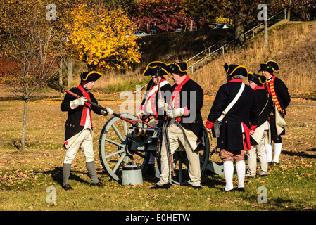 West Jersey Artillerie, kontinentale Armee Artilleristen Reenactors Abfeuern der Kanone, Fort Mercer, Red Bank, New Jersey Stockfoto