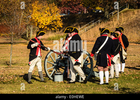 West Jersey Artillerie, kontinentale Armee Artilleristen Reenactors Abfeuern der Kanone, Fort Mercer, Red Bank, New Jersey Stockfoto