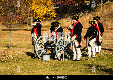 West Jersey Artillerie, kontinentale Armee Artilleristen Reenactors Abfeuern der Kanone, Fort Mercer, Red Bank, New Jersey Stockfoto