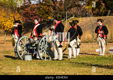 West Jersey Artillerie, kontinentale Armee Artilleristen Reenactors Abfeuern der Kanone, Fort Mercer, Red Bank, New Jersey Stockfoto