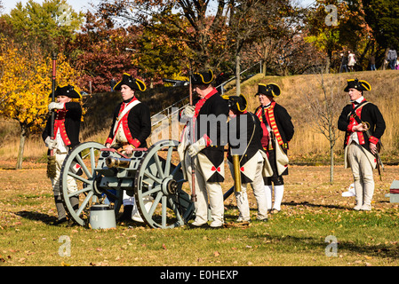 West Jersey Artillerie, kontinentale Armee Artilleristen Reenactors Abfeuern der Kanone, Fort Mercer, Red Bank, New Jersey Stockfoto