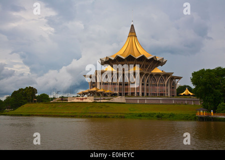 Die SARAWAK STATE LEGISLATIVE ASSEMBLY oder das Parlament Gebäude von KUCHING Fluss - KUCHING, SARAWAK, BORNEO, MALAYSIA Stockfoto