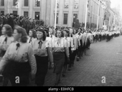 Ein Foto vom 8. NSDAP-Kongress in Norwegen, das einen marsch in Karl Johan während des Zweiten Weltkriegs zeigt. Stockfoto