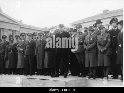 Ein historisches Foto vom 8. Parteikongress der nationalsozialistischen Bewegung mit dem Hirdaufmarsch in der Karl Johan Straße in Oslo. Das Bild fängt die Atmosphäre politischer Kundgebungen während des Zweiten Weltkriegs in Norwegen ein. Stockfoto