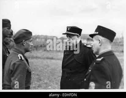 Dieses Bild zeigt Vidkun Quisling mit norwegischen Freiwilligen während des Zweiten Weltkriegs an der Ostfront, ein Beispiel für Quislings Rolle in Zusammenarbeit mit den Nazis während der deutschen Besetzung Norwegens. Stockfoto