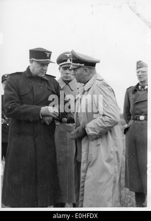 Dieses Bild zeigt Vidkun Quisling mit norwegischen Freiwilligen an der Ostfront während des Zweiten Weltkriegs. Quisling, eine umstrittene Figur in der norwegischen Geschichte, spielte während der deutschen Besetzung Norwegens eine wichtige Rolle. Stockfoto