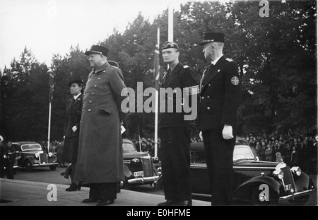 Das Bild spiegelt den 8. Parteitag der NSDAP unter der Leitung von Adolf Hitler wider. Es enthält Hinweise auf Vidkun Quisling und das politische Umfeld während des Zweiten Weltkriegs, insbesondere im Zusammenhang mit der norwegischen Zusammenarbeit mit Nazi-Deutschland. Stockfoto
