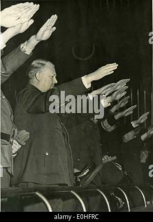 Dieses Foto zeigt den Nazi-Gruß, eine Geste, die während der NS-Zeit verwendet wurde, aufgenommen am 25. September 1943, der den Einfluss der Nazi-Ideologie und die Kontrolle über besetzte Länder während des Zweiten Weltkriegs widerspiegelt Stockfoto