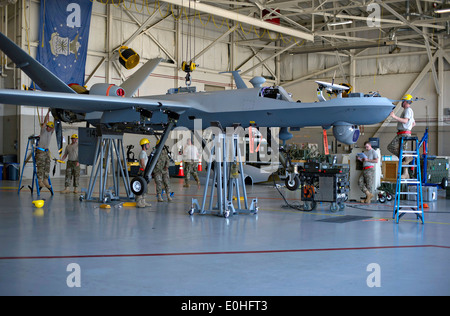 US-Luftwaffe Flieger von Canon Air Force Base Zusammenstellen eines unbemannten MQ-9 Reaper 23. April 2014 in Hurlburt Field, Florida. Stockfoto