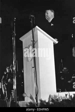 Dieses Bild zeigt Vidkun Quisling auf einem Podium während eines Besuchs des Reichsjugendführers Axmann, eines prominenten NS-Beamten. Das Foto zeigt Quislings Rolle in der kollaborativen Regierung Norwegens während des Zweiten Weltkriegs Stockfoto
