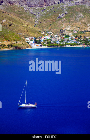 Weiße Yacht auf blaue Meer, die Bucht mit den umliegenden Hügeln, Griechenland Stockfoto