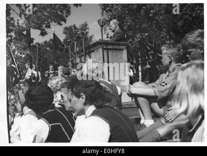 Dieses Bild zeigt Vidkun Quisling, der während des Zweiten Weltkriegs vom Podium aus sprach. Quisling, als Anführer der Nazi-kooperierenden norwegischen Regierung, war eine umstrittene Figur in der Geschichte Norwegens während der deutschen Besatzung. Stockfoto
