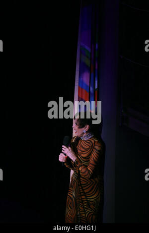 (140513)--FRANKFURT, 13. Mai 2014 (Xinhua) - französische Schauspielerin, Tänzerin und Sängerin Liliane Montevecchi führt auf Tigerpalast in Frankfurt, Deutschland am 13. Mai 2014. Liliane Montevecchi wurde am 13. Oktober 1932 in Paris geboren und begann eine internationale Karriere als Primaballerina mit Roland Dance Company. Von Paris zog sie nach Hollywood, wo sie spielte zahlreiche Hauptrollen in Filmen mit Fred Astaire, Elvis Presley, Jerry Lewis und Marlon Brando. Drama Desk Award und Tony Award erhielt sie für ihre künstlerischen Leistungen. (Xinhua/Luo Huanhuan) Stockfoto