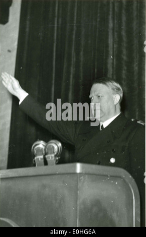 Dieses Bild zeigt Vidkun Quisling, der während des Zweiten Weltkriegs vom Podium (Talerstolen) in Riddersalen sprach. Quisling war ein norwegischer faschisistischer Führer, der während der Besetzung Norwegens mit Nazi-Deutschland zusammenarbeitete. Stockfoto