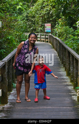 Mutter und Sohn im Sepilok Orang Utan Rehabilitation Center befindet sich außerhalb von Sandakan im Bundesstaat Sabah - BORNEO Stockfoto