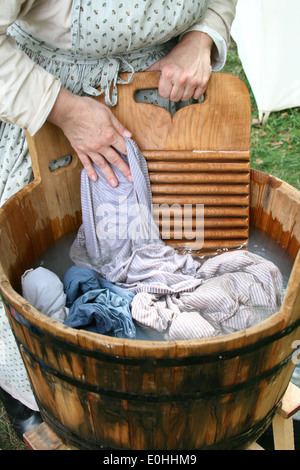 Frau Wäsche in hölzernen Waschzuber mit hölzernen Wash Board wie in der Kolonialzeit Stockfoto