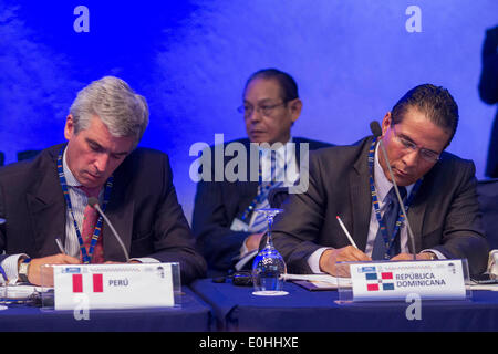 Antigua Guatemala, Guatemala. 13. Mai 2014. Peter Camino Cannock (L), Direktor der Drogenkontrolle Perus Außenministerium und Rafael Joco (R), Minister Botschaftsrat der Dominikanischen Republik, teilnehmen an der feierlichen Eröffnung des Ministertreffens auf das Weltproblem von Drogen in Antigua Guatemala, Guatemala, vom 13. Mai 2014. CELAC Ministern und Vertretern der öffentlichen Sicherheit nahmen an der zweitägigen Sitzung über die Strategie gegen Drogen und Initiativen der Antwort auf diese Geißel. Bildnachweis: Luis Echeverria/Xinhua/Alamy Live-Nachrichten Stockfoto