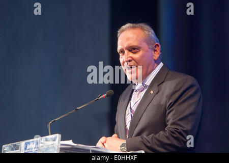 Antigua Guatemala, Guatemala. 13. Mai 2014. Javier Diaz Carmona, Costa Ricas Botschafter in Guatemala und Koordinator der Gemeinschaft der lateinamerikanischen und karibischen Staaten (CELAC) befasst sich mit der feierlichen Eröffnung des Ministertreffens auf das Weltproblem von Drogen in Antigua Guatemala, Guatemala, vom 13. Mai 2014. CELAC Ministern und Vertretern der öffentlichen Sicherheit nahmen an der zweitägigen Sitzung über die Strategie gegen Drogen und Initiativen der Antwort auf diese Geißel. Bildnachweis: Luis Echeverria/Xinhua/Alamy Live-Nachrichten Stockfoto