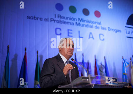 Antigua Guatemala, Guatemala. 13. Mai 2014. Präsident von Guatemala Otto Pérez Molina befasst sich mit der feierlichen Eröffnung des Ministertreffens auf das Weltproblem von Drogen in Antigua Guatemala, Guatemala, vom 13. Mai 2014. CELAC Ministern und Vertretern der öffentlichen Sicherheit nahmen an der zweitägigen Sitzung über die Strategie gegen Drogen und Initiativen der Antwort auf diese Geißel. Bildnachweis: Luis Echeverria/Xinhua/Alamy Live-Nachrichten Stockfoto