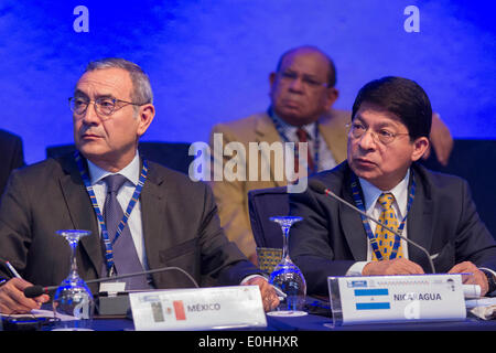 Antigua Guatemala, Guatemala. 13. Mai 2014. Roberto Dondisch (L), Generaldirektor für globale Angelegenheiten Mexikos ausländische Sekretariat und Denis Moncada (R), Botschafter von Nicaragua, der Organisation amerikanischer Staaten, teilnehmen an der feierlichen Eröffnung des Ministertreffens auf das Weltproblem von Drogen in Antigua Guatemala, Guatemala, vom 13. Mai 2014. CELAC Ministern und Vertretern der öffentlichen Sicherheit nahmen an der zweitägigen Sitzung über die Strategie gegen Drogen und Initiativen der Antwort auf diese Geißel. Bildnachweis: Luis Echeverria/Xinhua/Alamy Live-Nachrichten Stockfoto