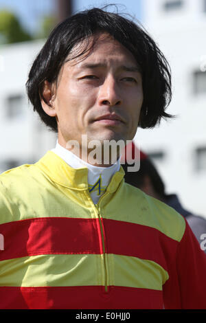 Kyoto, Japan. 10. Mai 2014. Shinichiro Akiyama Pferderennen: Jockey Shinichiro Akiyama nach dem Reiten Hagino Hybrid um Kyoto Shinbun Hai auf Kyoto-Pferderennbahn in Kyoto, Japan zu gewinnen. © Eiichi Yamane/AFLO/Alamy Live-Nachrichten Stockfoto