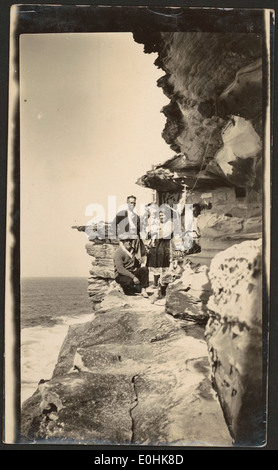Dieses Foto aus den 1930er Jahren zeigt den Zugang zum Höhlenbewohner-Haus in der Nähe von Kurnell, New South Wales. Sie bietet Einblicke in die Lebensbedingungen früherer Siedler oder indigener Völker in der Region. Stockfoto