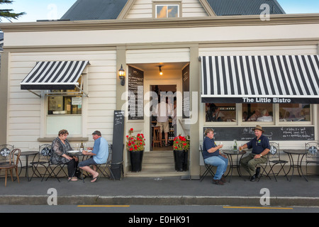 Akaroa Neuseeland das kleine Bistro beste französische Restaurant in der Nacht mit Kreuzfahrt-Passagiere Essen alfresco Wein trinken Stockfoto