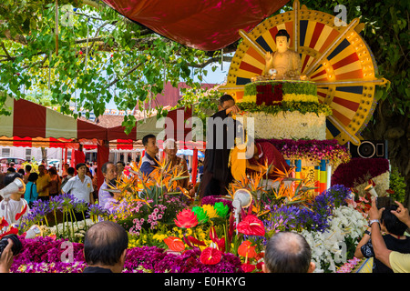 Buddhistische Priester darstellende Ritual auf Buddha-Statue an einem Vesak Tag, die Geburt, Erleuchtung und Tod des Gautama Buddha gedenken. Stockfoto