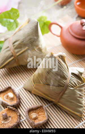 Traditionelle gedämpften klebrigen Klebreis Knödel. Heißem Reis Knödel oder Mytisches. Chinesisches festliche Essen. Asiatische Küche. Stockfoto