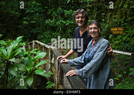 Bodhi Garrett und Christine Kolisch Wandern auf einem Pfad in MOUNT KINABALU NATIONAL PARK - SABAH, BORNEO Herr Stockfoto