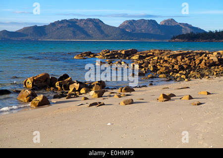 Blick auf die Gefahren von Cooks Beach im Freycinet National Park Stockfoto