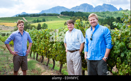 Immobilien Eigentümer und der Weinbereitung Söhne stehen im Weinberg bei Remhoogtebergen Weingut Estate, Stellenbosch, Winelands, South Africa Stockfoto