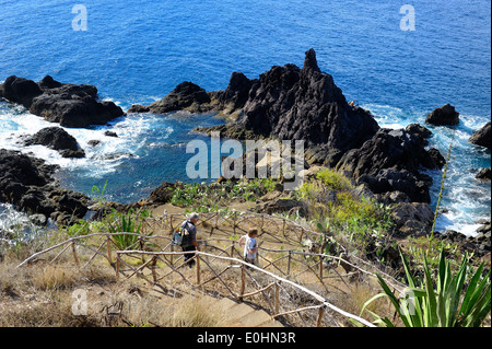 Madeira Portugal Küste Fußweg Touristen zu Fuß hinunter die Küste Stockfoto