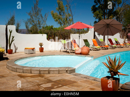 Schwimmbad mit bunten Sonnenschirmen, Inverdoorn Game Reserve, Ceres, Karoo District, South Africa Stockfoto