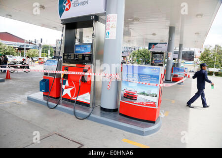 Phnom Penh, Kambodscha. 14. Mai 2014. Eine Caltex Tankstelle ist wegen des Streiks in Phnom Penh, Kambodscha, 14. Mai 2014 geschlossen. Kambodschanische Beschäftigten durch die US-Besitz Caltex-Tankstellen in Phnom Penh weiter ihren Streik für höhere Löhne Mittwoch nach Tarifverhandlungen am Dienstag gescheiterten keine Einigung. © Phearum/Xinhua/Alamy Live-Nachrichten Stockfoto