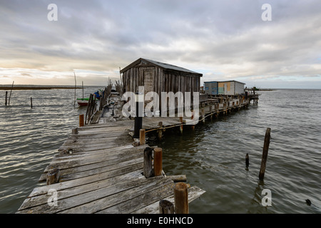 Handwerklichen Angelboote/Fischerboote in den alten hölzernen Pier. Carrasqueira ist ein Reiseziel für Besucher, die Küste des Alentejo. Stockfoto