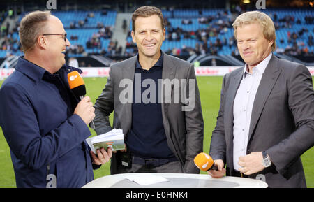 Hamburg, Deutschland. 13. Mai 2014. TV-Moderator Oliver Welke (L-R), Manager der deutschen Fußball-Nationalmannschaft Oliver Bierhoff und ehemaligen Torhüter Oliver Kahn vor dem internationalen freundlichen Fußballspiel-Deutschland Vs Polen in Hamburg, Deutschland, 13. Mai 2014. Foto: Christian Charisius/Dpa/Alamy Live News Stockfoto