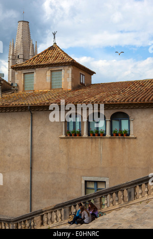 Girona, Katalonien, Spanien. Touristen sitzen auf den Stufen von der Cathedral of Saint Mary von Girona, Katalonien, Spanien. Stockfoto