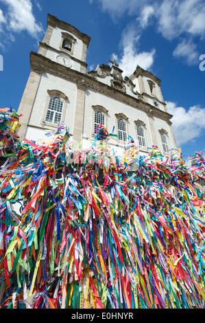 Wand der Wunsch Bänder wehen im Wind an der berühmten Igreja Nosso Senhor Do Bonfim da Bahia Kirche in Salvador Bahia Brasilien Stockfoto