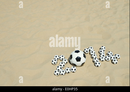 Fußball 2014 gemacht mit Fußball Fußbälle am Strand in Rio De Janeiro Brasilien Stockfoto